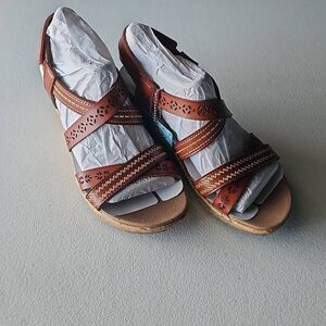 New Sketchers Beverlee Wedge After Delicate glow in Luggage, Size 7